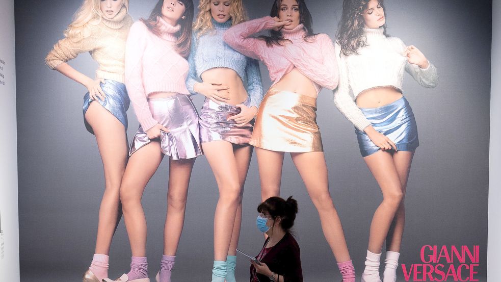 Parade der Supermodels: Eine Besucherin steht vor einem Bild für eine Gianni Versace-Werbung aus den 90er Jahren. Mit einer Schau über die Modefotografie der 1990er-Jahre hat die von Claudia Schiffer kuratierte Ausstellung nicht nur der Supermodel-Ära und sich selbst ein Denkmal gesetzt. Foto: Federico Gambarini/dpa Foto: Federico Gambarini
