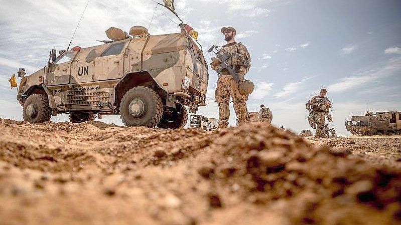 Ein Soldat der Bundeswehr steht am Flughafen nahe des Stützpunktes in Gao im Norden Malis. Foto: Michael Kappeler/dpa