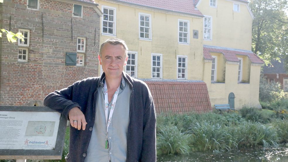 Christian Behringer ist Jugendpfleger der Gemeinde Krummhörn. Er steht vor der Manningaburg, an der es jüngst Probleme mit Jugendlichen gab. „Es sind nur einige wenige, die sich nicht benehmen können“, so der Jugendpfleger.