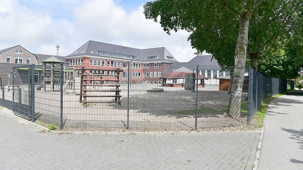 An der Grundschule Pewsum sah sich die Gemeinde gezwungen, einen Zaun aufzustellen. Zu groß waren die Probleme mit Jugendlichen, die sich nicht an die Regeln gehalten haben. Foto: Wagenaar