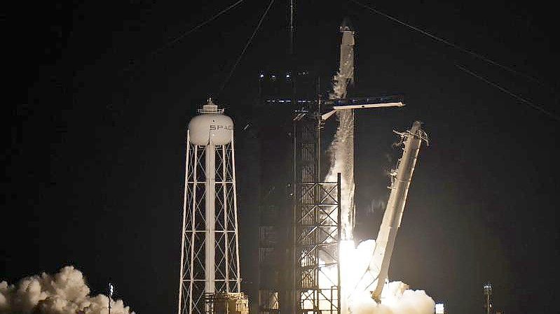 Eine SpaceX-„Falcon 9“-Rakete mit vier Privatpersonen an Bord hebt von der Rampe 39A des Kennedy Space Centers ab. Foto: Chris O'meara/AP/dpa