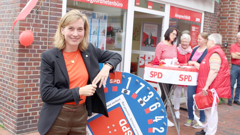 Siemtje Möller im Wahlkampf, hier vor dem SPD-Büro in der Wittmunder Fußgängerzone. Foto: Oltmanns