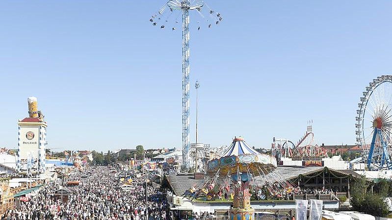 Menschen drängen sich in einer der Gassen auf der Festtagswiese des Oktoberfestes. Foto: Tobias Hase/dpa/Archiv