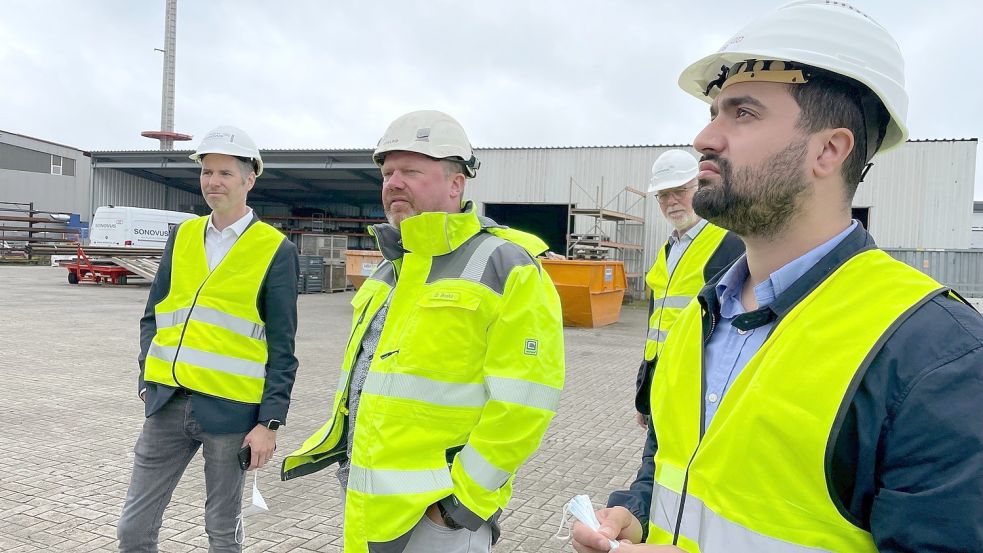 Unternehmensbesuch bei Sonovus in Esterwegen: Ferhat Asi (rechts) hat Christian Dürr (links) mitgebracht und unter anderem mit Geschäftsführer Dieter Brake (Mitte) über die Sorgen der Unternehmer gesprochen. Foto: Nording