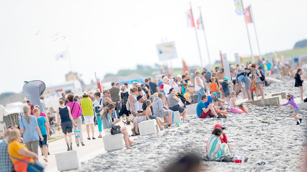 Norddeich ist seit dem Beginn der Pandemie ein noch beliebteres Reiseziel geworden. Nicht alle Übernachtungsgäste sind aber auch registriert. DPA-Foto: Mohssen Assanimoghaddam