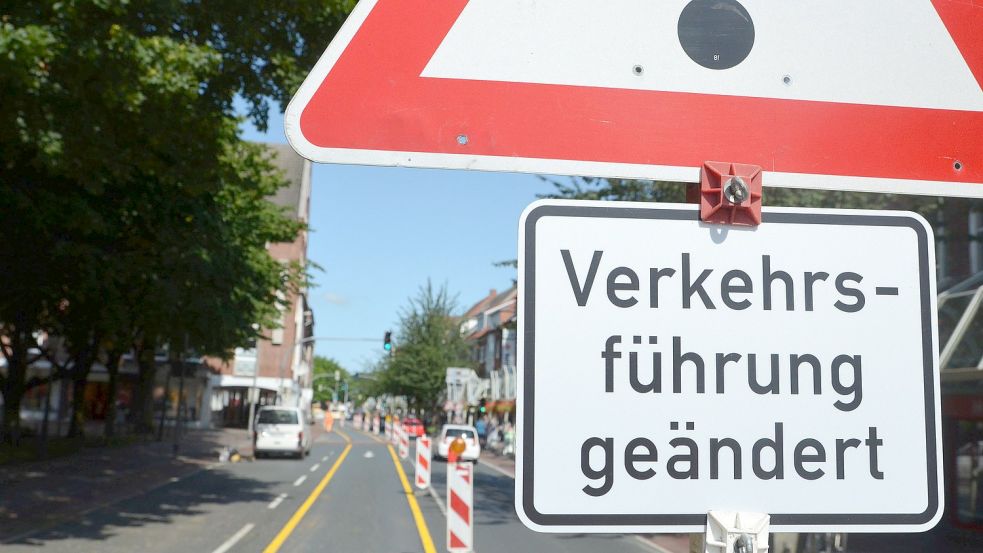 Im Schilderwald an der Neutorstraße in Emden soll gerodet werden. Das kündigte Stadtplaner David Malzahn an. Das Verkehrsexperiment als solches aber bleibt erhalten. Foto: Päschel/Archiv