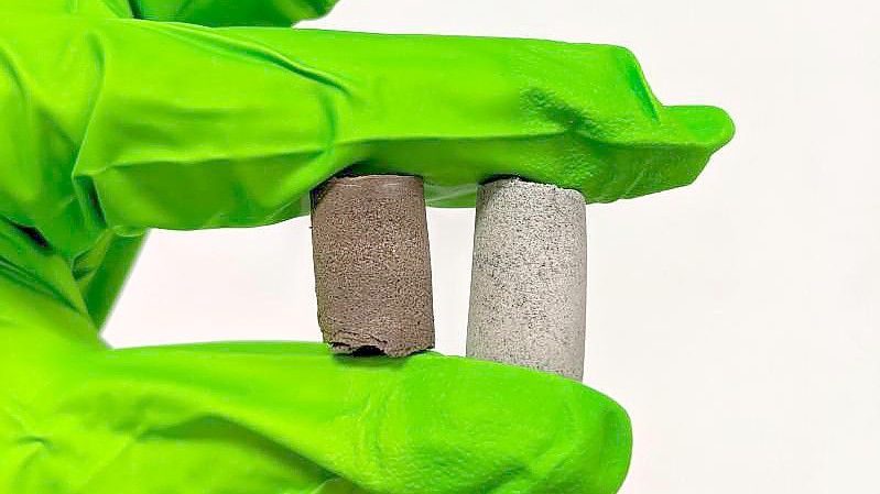 Mars-Astrocrete (l) und Mond-Astrocrete. Mit der Technik soll eine Crew von sechs Astronauten innerhalb eines rund zweijährigen Aufenthalts etwa 500 Kilogramm Astrocrete herstellen können. Foto: Dr. Aled Roberts/Research Fellow Future Biomanufacturing Research Hub Manchester Institute of Biotechnology/dpa