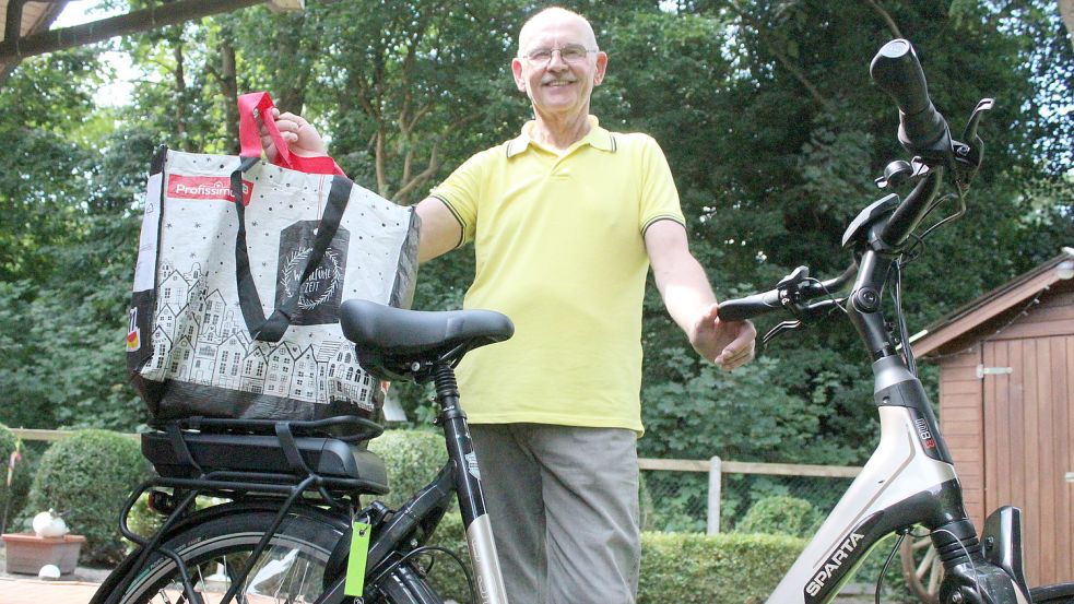 Der Großwolder Helmut Bron hat sich für das Sammeln tausender Pfandflaschen belohnt und ein neues E-Bike gekauft. Foto: Busemann