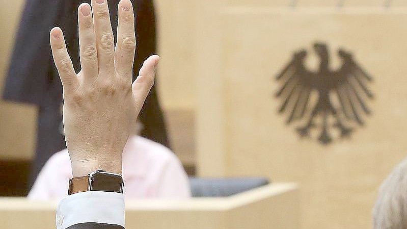 Abstimmung im Bundesrat: Abgeordnete müssen dem Bundestagspräsidenten künftig Nebeneinkünfte bereits ab 1000 Euro im Monat oder 3000 Euro im Jahr melden. Foto: Wolfgang Kumm/dpa
