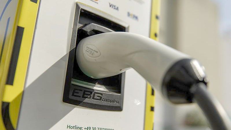 App oder Karte? Wie zahlt man am einfachsten an der Ladestation für Elektroautos?. Foto: Carsten Koall/dpa