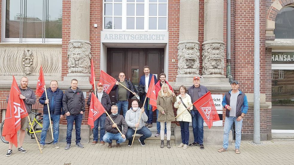 Weil die Geschäftsleitung von Linde+Wiemann Arbeiter vom Standort Bremen sowie Leiharbeiter ohne Zustimmung des Betriebsrates in Georgsheil eingesetzt hat, gab es kürzlich einen Gütetermin vor dem Arbeitsgericht Emden. Dazu war auch eine Delegation der Belegschaft erschienen. Foto: privat