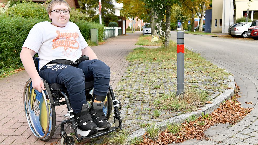 Hohe Kanten und spitze Steine stellen für Schüler San Fabian große Probleme dar. Foto: Stromann