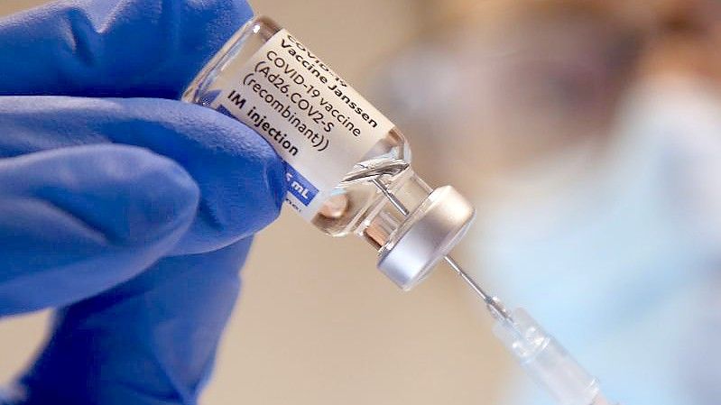 Eine Arzthelferin zieht in einer Praxis eine Spritze mit dem Corona-Impfstoff Janssen von Johnson-&-Johnson auf. Foto: Wolfgang Kumm/dpa
