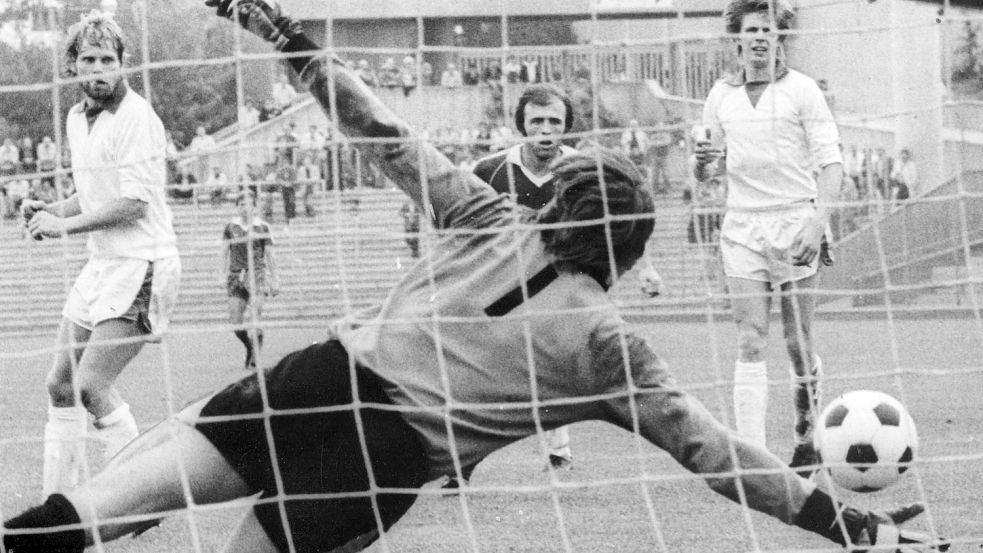 In der Saison 1979/1980 kassierte der OSC Bremerhaven in der 2. Bundesliga Nord 79 Gegentreffer in 38 Spielen. Das Bild stammt von einem 0:5 bei Fortuna Köln im August 1979. Ein Gegentreffer aus der Juli-Partie gegen Hannover 96 sorgt nun 42 Jahre später nochmal für Aufsehen. Mittendrin ist dabei Uwe Groothuis (rechts im Hintergrund). Foto: Imago