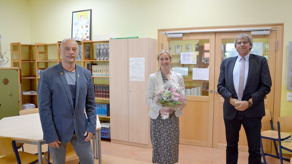 Johann Behrends (links) und Heinz Saathoff beglückwünschten Silke Kölber zu ihrer neuen Stelle. Foto: Folkerts