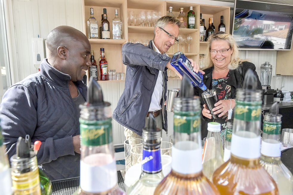 Sie mixten zur Eröffnung des „Delftstrandes“ gemeinsam einen Cocktail: (von links) Barchef Alex Nanfade von Ohr, Peter Eesmann von der AG Ems und Bürgermeisterin Andrea Risius. Fotos: K. Ortgies