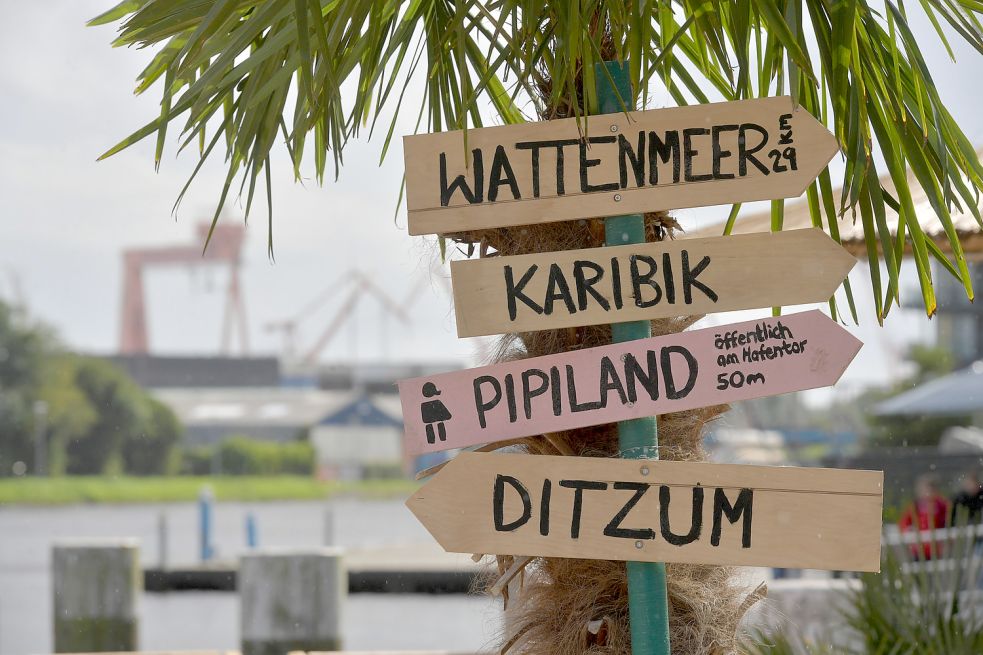 In die Karibik und ins Pipiland geht es rechts lang: ein Wegweiser als witziges Deko-Utensil.