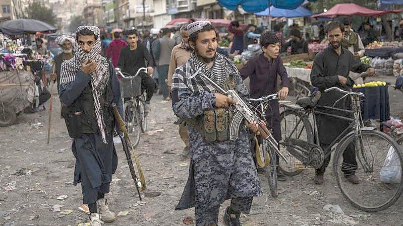 Seit der Machtübernahme der Taliban haben afghanische Medienschaffende mit Repressalien zu kämpfen. Nun erbitten sie Hilfe. Foto: Bernat Armangue/AP/dpa