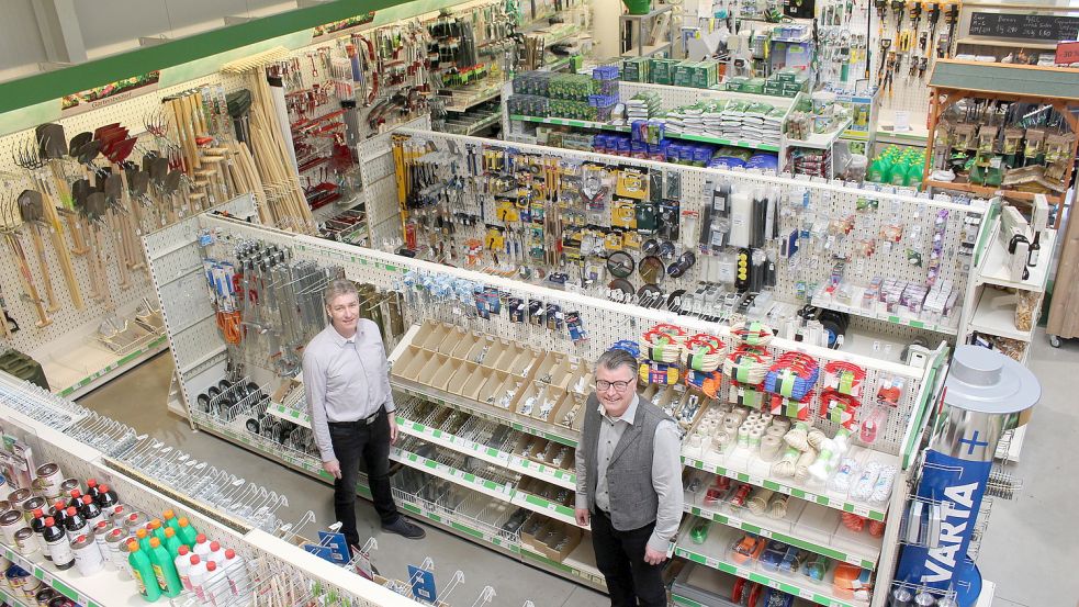 Die Bankvorstände Lars Dominik (links) und Gero Hirsch im Raiffeisenmarkt. Die Mitarbeiter dort haben seit Beginn der Pandemie mehr zu tun als zuvor. Foto: Oltmanns/Archiv