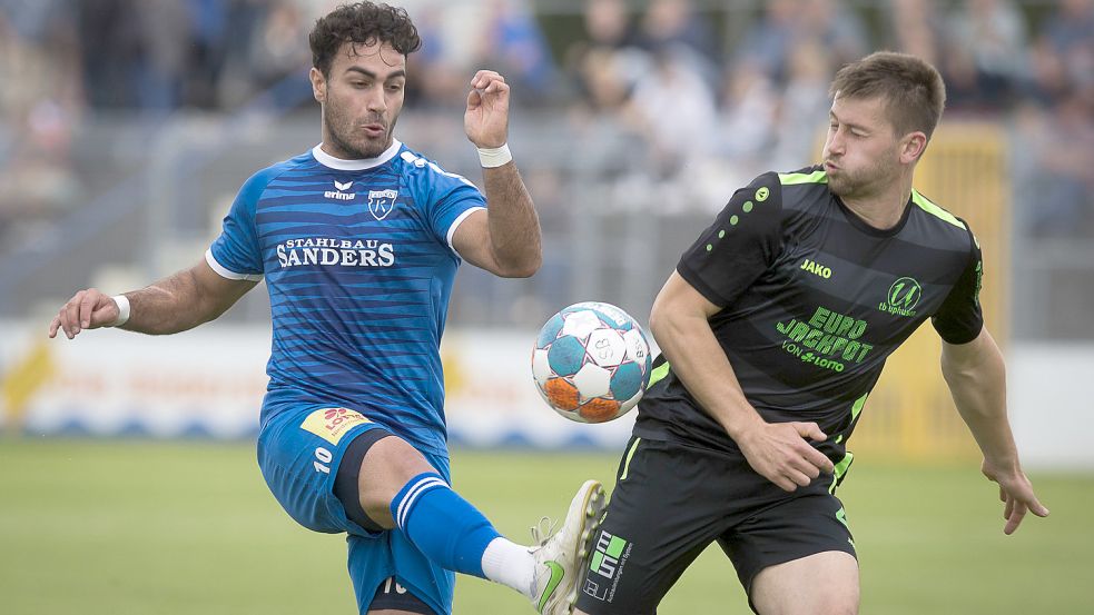 Für Nikky Goguadze (links) ist der Knoten nun auch in der Liga geplatzt. Der Emder Stürmer erzielte das 2:0. Foto: Doden