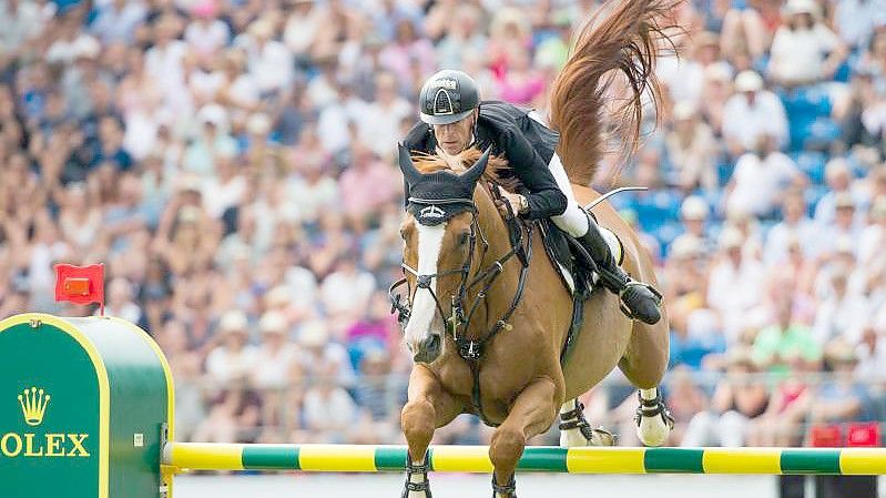 Der deutsche Reiter Marcus Ehning gewann die Prüfung 2018 auf dem Pferd Pret a Tout. Foto: Rolf Vennenbernd/dpa/Archivbild