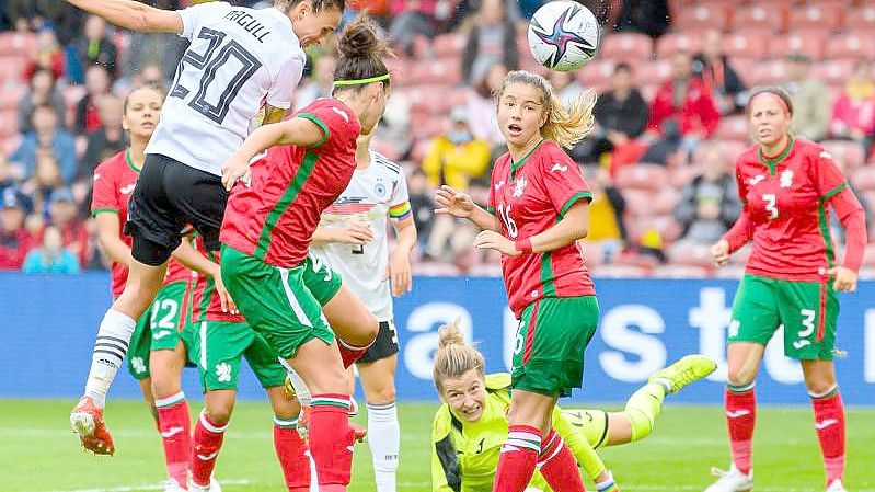 Deutschlands Lina Magull erzielt das Tor zum 3:0. Foto: Robert Michael/dpa-Zentralbild/dpa