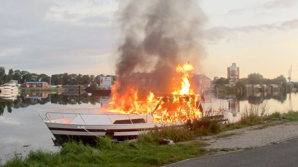 Die Flammen dehnten sich auf dem Schiff rasch aus. Foto: Polizei