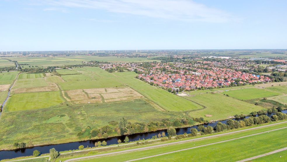 Westlich und südlich des Stadtteils Conrebbersweg soll Emden bis zum Larrelter Tief um bis zu 350 Baugrundstücke wachsen. Noch sind die Flächen grün und unversiegelt. Foto: Hock