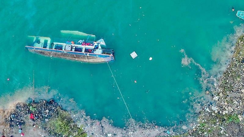 Das gekenterte Schiff im Zangke-Fluss. Foto: Ou Dongqu/XinHua/dpa