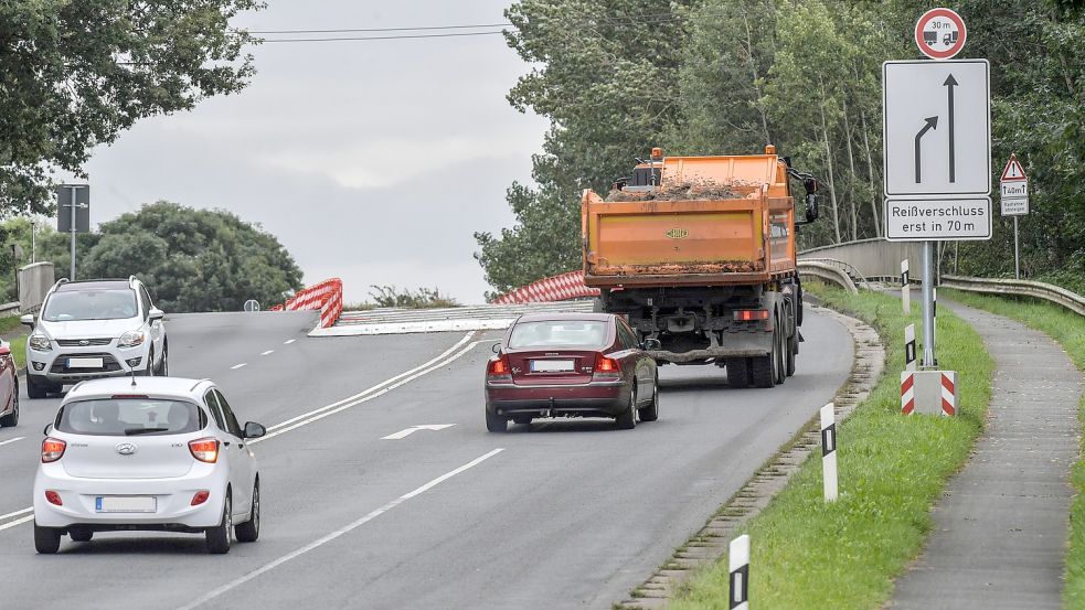 Derzeit dürfen nur zwei der vier Fahrspuren genutzt werden. Foto: Ortgies