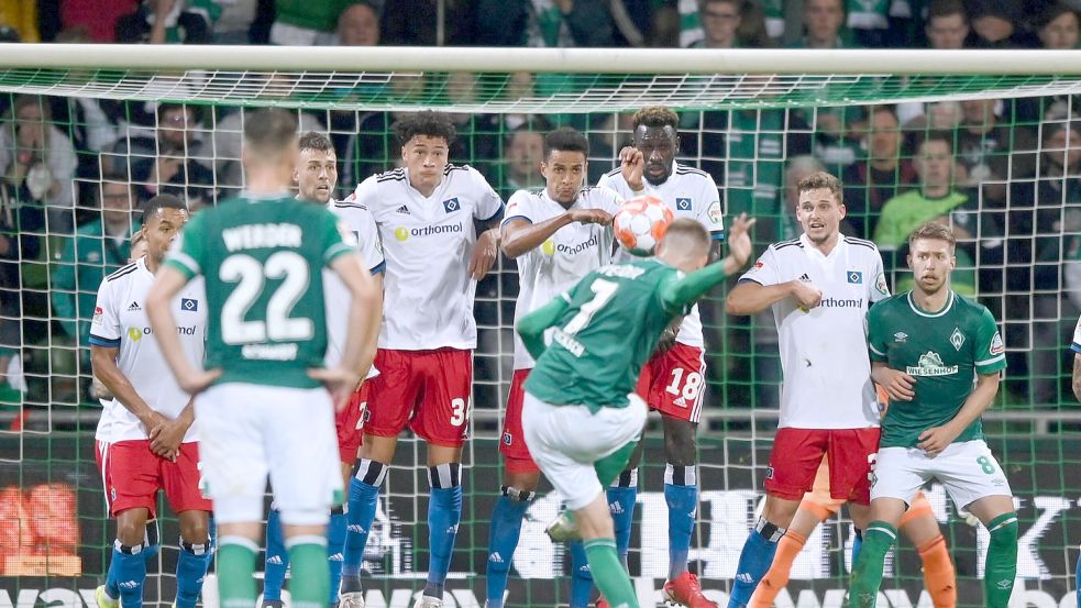 Mitchell Weiser (rechts, Werder Bremen) stand entgegen der Regeln in der gegnerischen Mauer. Foto: imago images/Team 2Maik Hölter