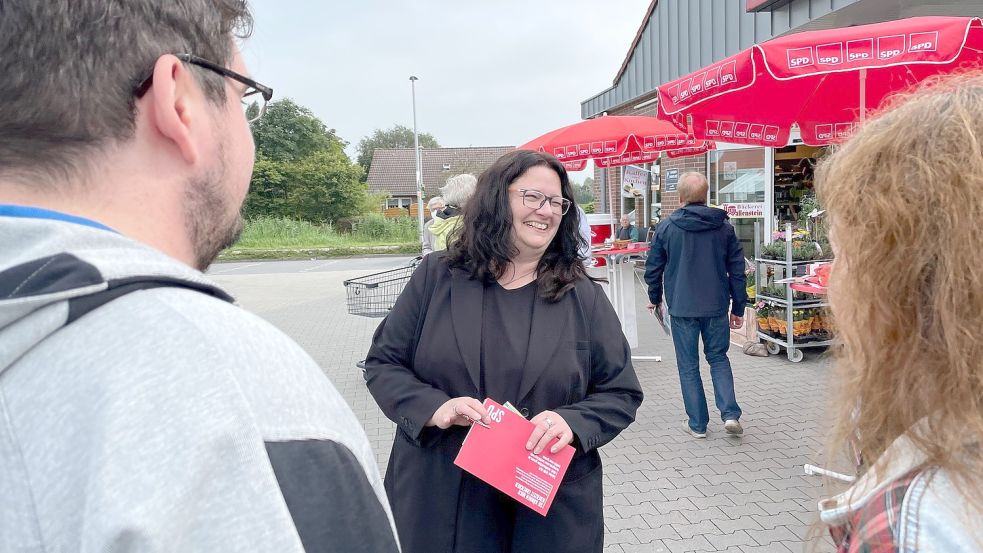 Beim Straßenwahlkampf freut sich Anja Troff-Schaffarzyk mit den Menschen im Wahlkreis Unterems ins Gespräch zu kommen. Foto: Nording