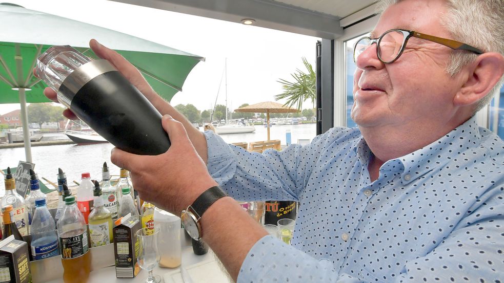 Geschüttelt, nicht gerührt: Reporter Heiko Müller schüttelt den Cocktail-Shaker in der Bar des „Delftstrandes“. Fotos: Klaus Ortgies