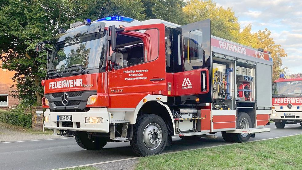 Die Johannes-Ohling-Straße in Pewsum musste für den Einsatz am Freitagabend gesperrt werden. Foto: Feuerwehr