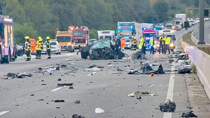 Zerstörte Autos und weit verteilte Trümmer. Foto: Christoph Lorenz/5vision.media/dpa