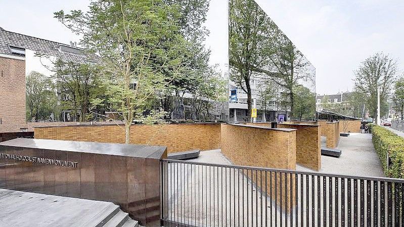 Das National Holocaust Memorial of Names an der Weesperstraat vom US-Architekten Daniel Libeskind. Foto: Ramon Van Flymen/ANP/dpa