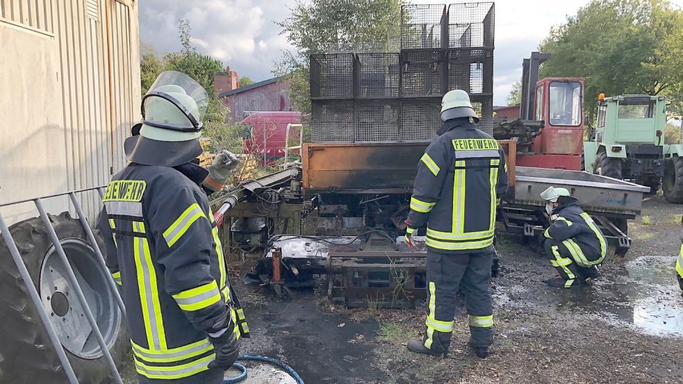 Die Feuerwehren hatten den Kehrbesen, der hinter einem alten Laster stand und aus bislang ungeklärter Ursache in Brand geraten war, schnell gelöscht. Foto: Ammermann