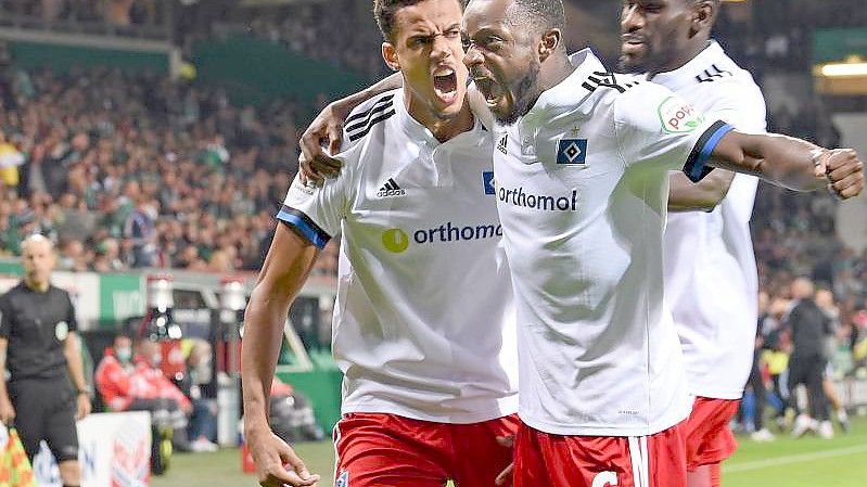 Die Spieler des Hamburger SV feiern den 2:0-Sieg beim Erzrivalen Werder Bremen. Foto: Carmen Jaspersen/dpa