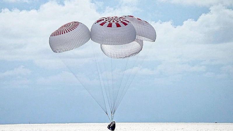Eine SpaceX-Kapsel mit vier Personen an Bord geht vor der Küste Floridas in den Atlantik nieder. Foto: Uncredited/SpaceX via AP/dpa