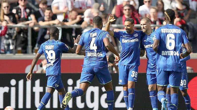 Bayer Leverkusen konnte sich trotz langer Unterzahl in Stuttgart durchsetzen. Foto: Tom Weller/dpa