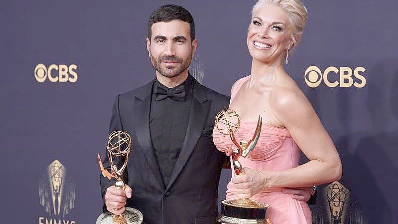 Der britische Schauspieler Brett Goldstein und die britische Schauspielerin Hannah Waddingham posieren auf dem roten Teppich der 73. Emmy Awards in Los Angeles. Foto: Chris Pizzello/Invision via AP/dpa