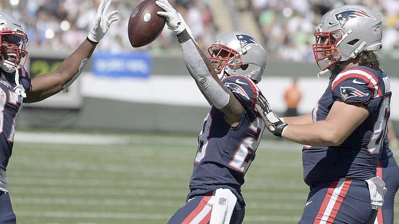 James White (M) von den New England Patriots feiert einen Touchdown. Foto: Bill Kostroun/AP/dpa