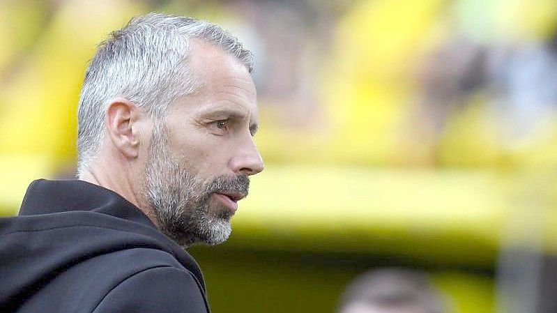 Dortmunds Trainer Marco Rose trift auf seinen alten Club. Foto: Bernd Thissen/dpa
