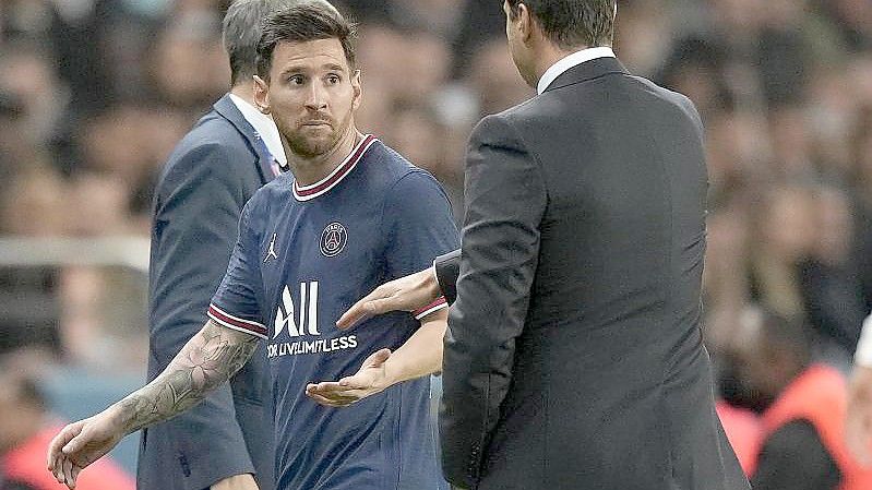 Lionel Messi (l) wurde von PSG-Trainer Mauricio Pochettino ausgewechselt. Foto: Francois Mori/AP/dpa