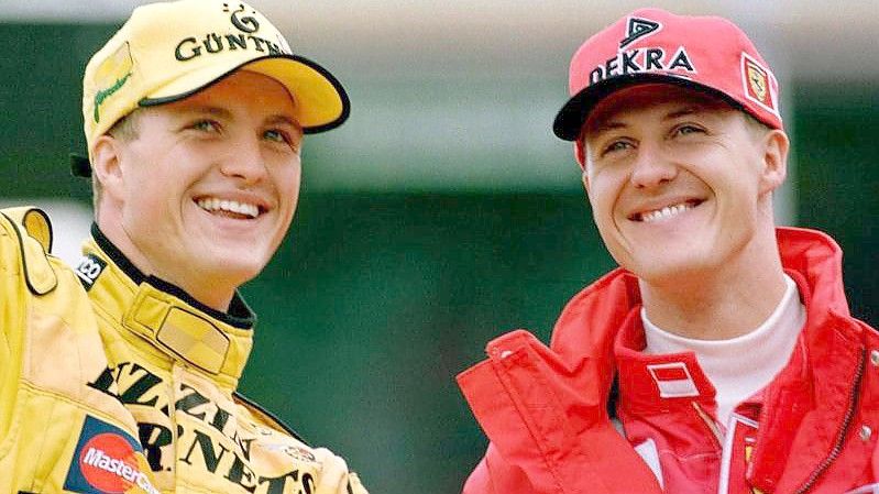 Die Brüder Michael Schumacher (r, Ferrari) und Ralf Schumacher (Jordan) winken nach dem Großen Preis von Deutschland auf dem Hockenheimring den Zuschauern zu. Foto: Steve Etherington/epa/dpa