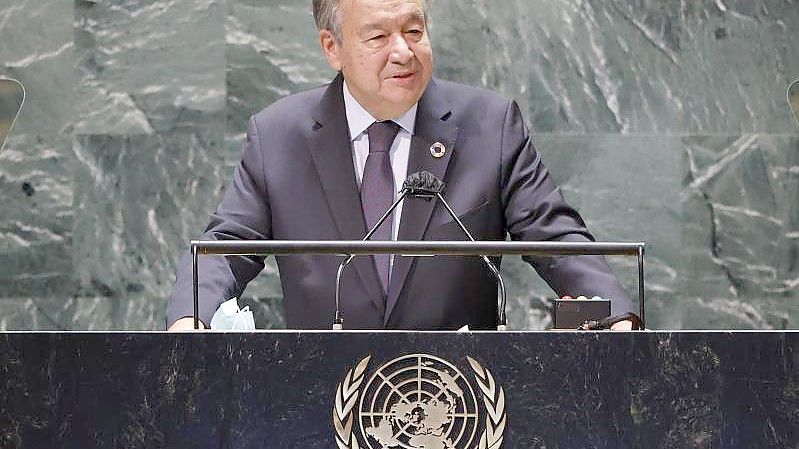 Antonio Guterres, UN-Generalsekretär, spricht auf der 76. Sitzung der Generalversammlung der Vereinten Nationen. Die Vollversammlung mit etwa 80 Staats- und Regierungschefs startet am Dienstag offiziell. Foto: John Angelillo/POOL UPI/AP/dpa