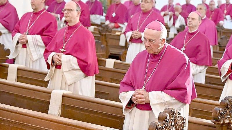 Mitglieder der Deutschen Bischofskonferenz beim Eröffnungsgottesdienst der Herbstvollversammlung der Deutschen Bischofskonferenz im September 2020. Foto: Arne Dedert/dpa