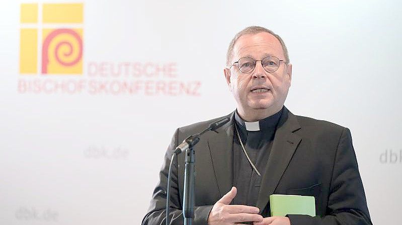 Georg Bätzing, Bischof von Limburg und Vorsitzender der Deutschen Bischofskonferenz, spricht zu Beginn der Herbstvollversammlung in Fulda. Foto: Sebastian Gollnow/dpa