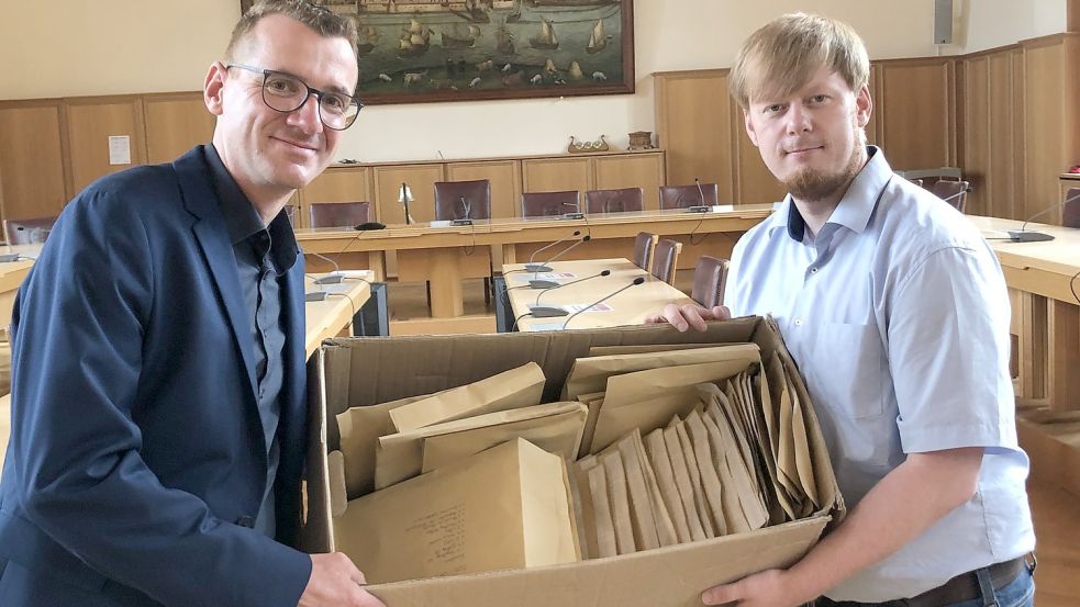 Der stellvertretende Stadtwahlleiter Sebastian Behrens (links) und dessen Mitarbeiter Marco Kleen brachten zur Sitzung die Niederschriften der Wahlvorstände aus allen 43 Wahlbezirken der Stadt mit. Foto: H. Müller