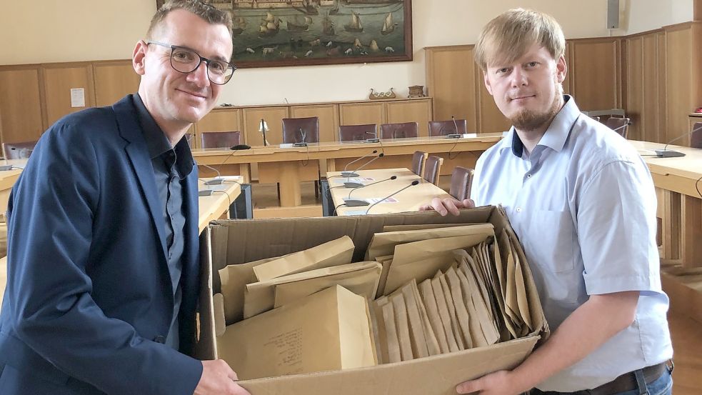 Der stellvertretende Stadtwahlleiter Sebastian Behrens (links) und dessen Mitarbeiter Marco Kleen brachten zur Sitzung die Niederschriften der Wahlvorstände aus allen 43 Wahlbezirken der Stadt mit. Foto: H. Müller